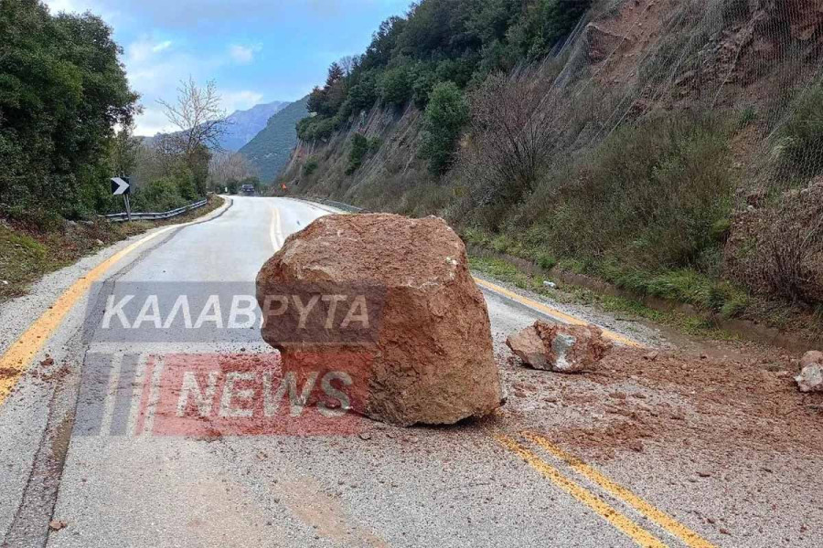 Καλάβρυτα: Πτώση μεγάλου βράχου στον δρόμο Πούντας - Καλαβρύτων (photos)