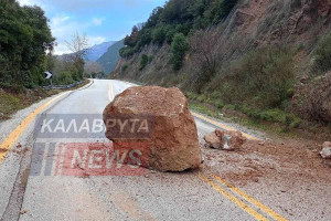 Καλάβρυτα: Πτώση μεγάλου βράχου στον δρόμο Πούντας - Καλαβρύτων (photos)