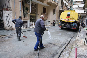 Κυψέλη: Υγρό που θυμίζει τσιμέντο αναβλύζει από αυλή εγκαταλελειμμένου κτηρίου - Δείτε βίντεο