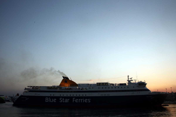 Πειραιάς: Εμπλοκή άγκυρας στο Blue Star Naxos - Tαλαιπωρία για 514 επιβάτες