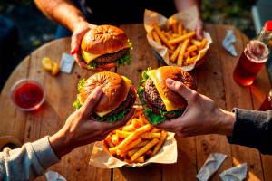 Η ακρίβεια χτυπάει και το fast food – Γρήγορο αλλά όχι φθηνό