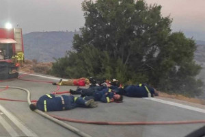 Φωτιά στη Χίο: Σπάει καρδιές φωτογραφία από τους αποκαμωμένους πυροσβέστες