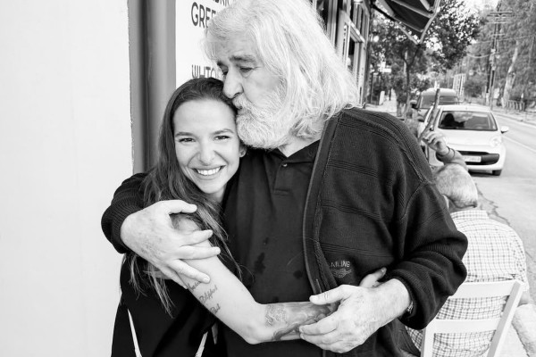 Η Εριέττα Κούρκουλου - Λάτση στο Κατάκολο - Συγκίνηση με τους ανθρώπους του χωριού και οι ιστορίες για τον παππού της