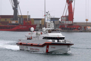 Θρίλερ με 40χρονο που ερχόταν στην Πάτρα - Βούτηξε στη θάλασσα από το "Αριάδνη" και αγνοείται (video)