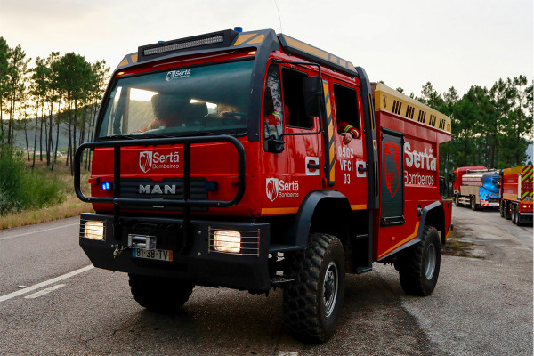 H Πορτογαλία αντιμέτωπη με πολλές δασικές πυρκαγιές - Πάνω από 1.700 πυροσβέστες στη μάχη με τις φλόγες