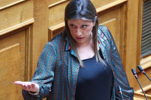 Χάος στους διαδρόμους της Βουλής: Η Ζωή Κωνσταντοπούλου κάλεσε το «100» για την Βασιλική Πολύζου