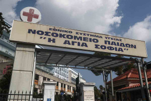 Μενίδι: «Τη βρήκε κάτω και έσκασε στα χέρια του» – Τι λέει η μητέρα του 14χρονου που τραυματίστηκε από κροτίδα