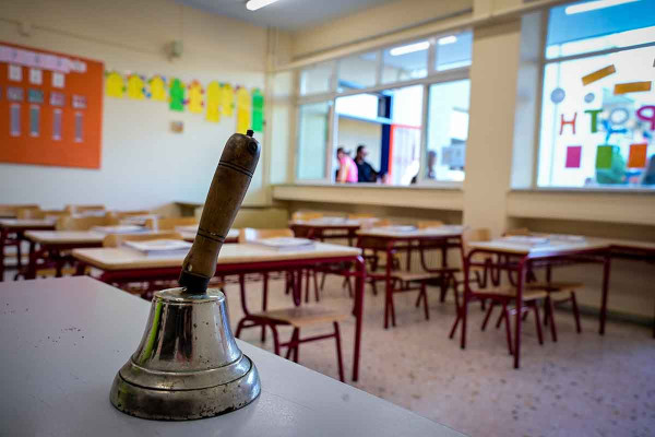 Γιατί τα παράθυρα στις σχολικές αίθουσες μπαίνουν αριστερά των μαθητών