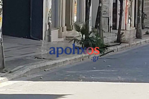Σοβάδες έπεσαν στον πεζόδρομο της Ρήγα Φεραίου στην Πάτρα