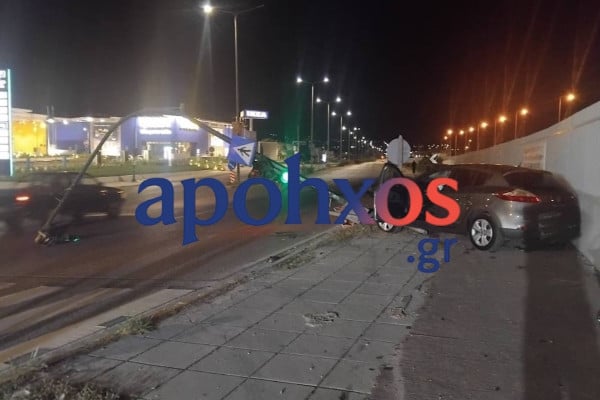 Πάτρα: ΙΧ “ξηλώσε” φανάρι, κατέληξε στη μάντρα - Ούτε γρατζουνιά ο οδηγός