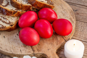 Βάψτε κόκκινα Πασχαλινά αυγά χωρίς κρεμμυδόφυλλα με φυσικό τρόπο!!!