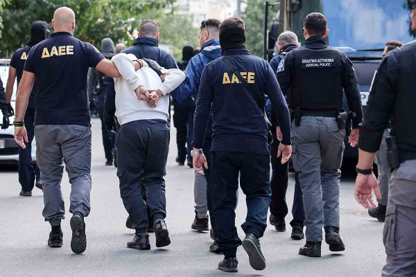 Εκρηξη στην Πλάκα: Το τέχνασμα στην ανάκριση έκανε τους κλέφτες χαλκού να ομολογήσουν