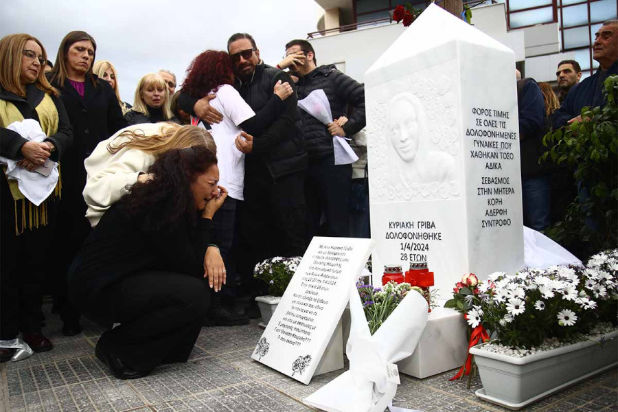 Κυριακή Γρίβα: Αποκαλύφθηκε το μνημείο στους Αγ. Αναργύρους - Ξέσπασε η μητέρα της, το μήνυμα του πατέρα στις γυναίκες