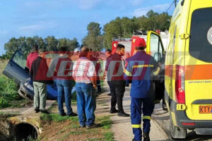 Αχαΐα-Απίστευτο τροχαίο: Εκσκαφέας παρέσυρε ΙΧ και το πέταξε σε χαντάκι - Επιχείρηση για τον απεγκλωβισμό των επιβατών
