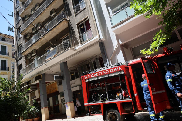 Φωτιά σε ξενοδοχείο στην Ομόνοια: Στα μπαλκόνια οι ένοικοι