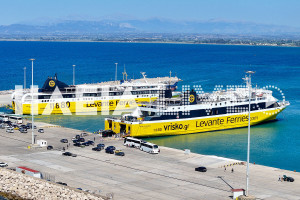 Δεμένο στο λιμάνι το Mare di Levante λόγω βλάβης, θα εκτελούσε το δρομολόγιο από Ζάκυνθο προς Κυλλήνη