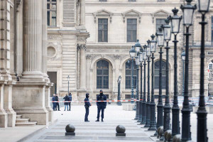 «Μικροεγκληματίες» οι διαρρήκτες του Λούβρου: Ζευγάρι με παιδιά οι δύο δράστες στο αναβατόριο