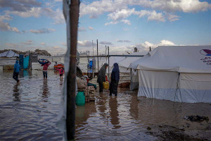 Καταρρακτώδεις βροχές στη Γάζα - Πλημμύρισαν σκηνές χιλιάδων άστεγων Παλαιστινίων