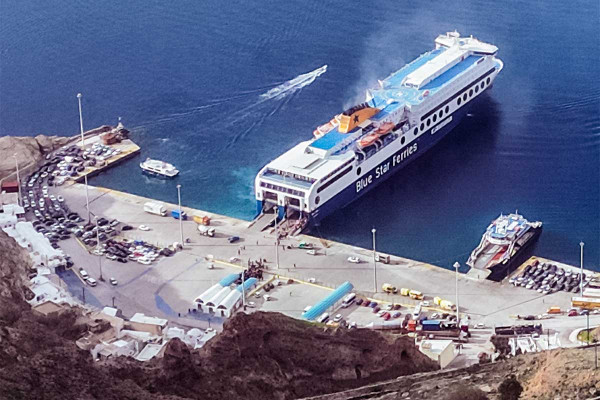 Χιλιάδες άτομα εγκατέλειψαν τη Σαντορίνη: Αναχώρησαν πάνω από 4.600 επιβάτες από το λιμάνι