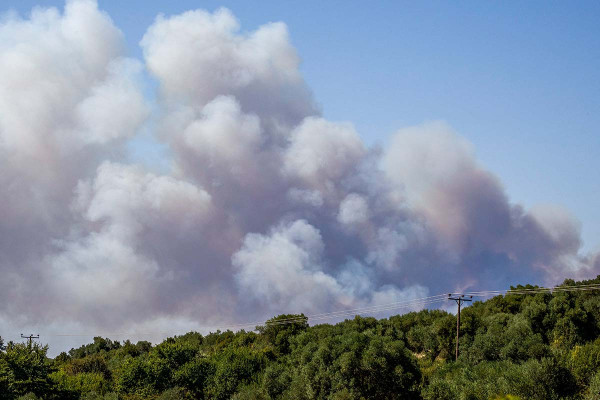 Μεγάλη φωτιά στη Χαλκιδική: Δίπλα σε σπίτια οι φλόγες, απεγκλωβισμοί δια θαλάσσης από τη Σίβηρη