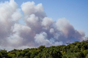 Μεγάλη φωτιά στη Χαλκιδική: Δίπλα σε σπίτια οι φλόγες, απεγκλωβισμοί δια θαλάσσης από τη Σίβηρη