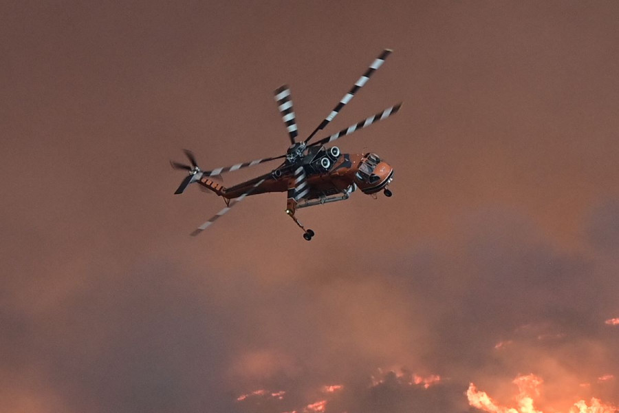 Καίγονται σπίτια στη Φωκίδα, ανεξέλεγκτη η φωτιά στο Πόρτο Γερμενό