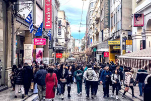 Σε ισχύ το εορταστικό ωράριο: Πώς θα λειτουργήσουν τα καταστήματα το Πάσχα
