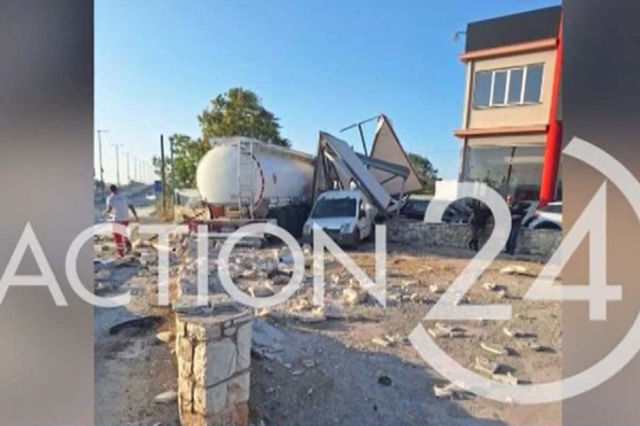 Σοβαρό τροχαίο στο Μενίδι: Βυτιοφόρο «καρφώθηκε» σε μάντρα αυτοκινήτων