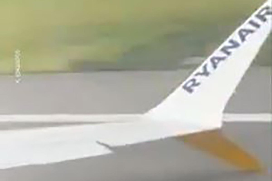 Boeing 737 χτυπά το φτερό του στον διάδρομο προσγείωσης - Επιβάτης τραβούσε βίντεο