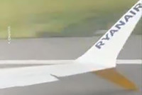 Boeing 737 χτυπά το φτερό του στον διάδρομο προσγείωσης - Επιβάτης τραβούσε βίντεο