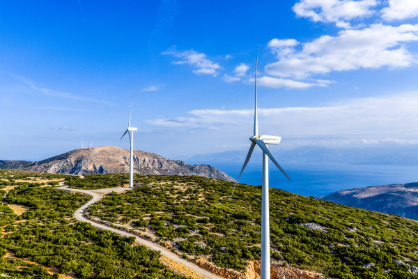 Νέο χωροταξικό για τις ΑΠΕ: Πού μπαίνουν τα όρια σε φωτοβολταϊκά και αιολικά