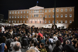 Οι εικόνες αλληλεγγύης που τόσο έχουμε ανάγκη: Το Σύνταγμα την Κυριακή «ούρλιαξε» για Δικαιοσύνη για τα Τέμπη