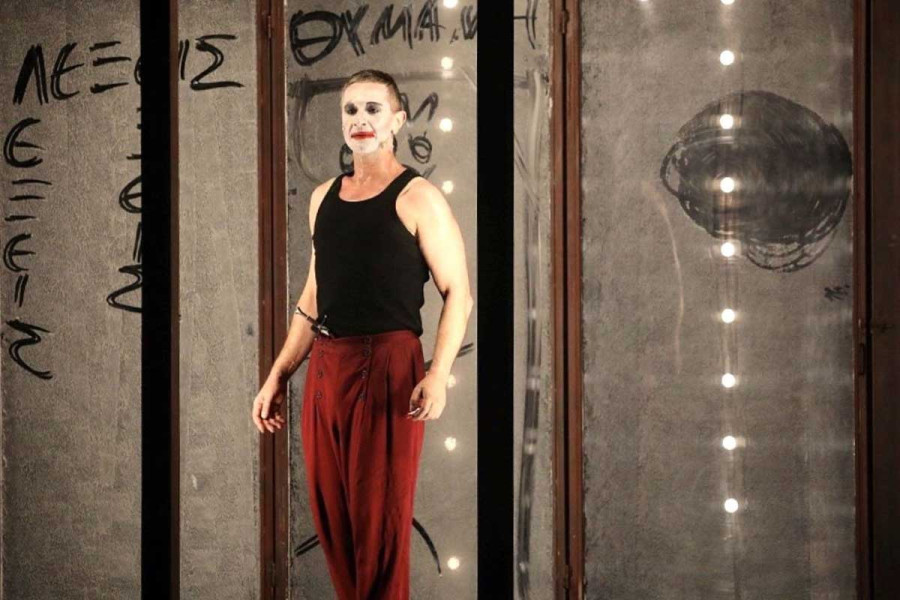 «Μόνος με τον Άμλετ» ο Αιμίλιος Χειλάκης, στην τελευταία παράσταση για το 2025 του Φεστιβάλ Αρχαίας Ήλιδας