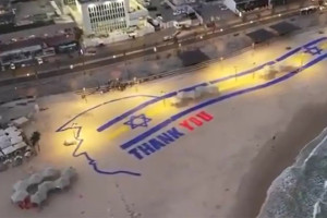 Έγραψαν «thank you» στον Τραμπ σε παραλία του Τελ Αβίβ για να την δει από το αεροπλάνο προς το Ισραήλ - Δείτε βίντεο
