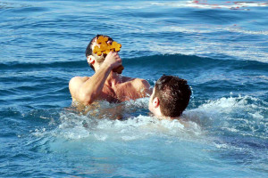 Θεοφάνια: Από τους «Αράπηδες» στα «Φωτοκόλυβα» - Αυτά είναι τα έθιμα σε όλη την Ελλάδα
