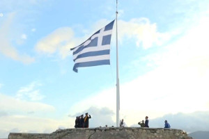 Ημέρα Ενόπλων Δυνάμεων: Συγκίνηση στην έπαρση της σημαίας στον Ιερό Βράχο της Ακρόπολης