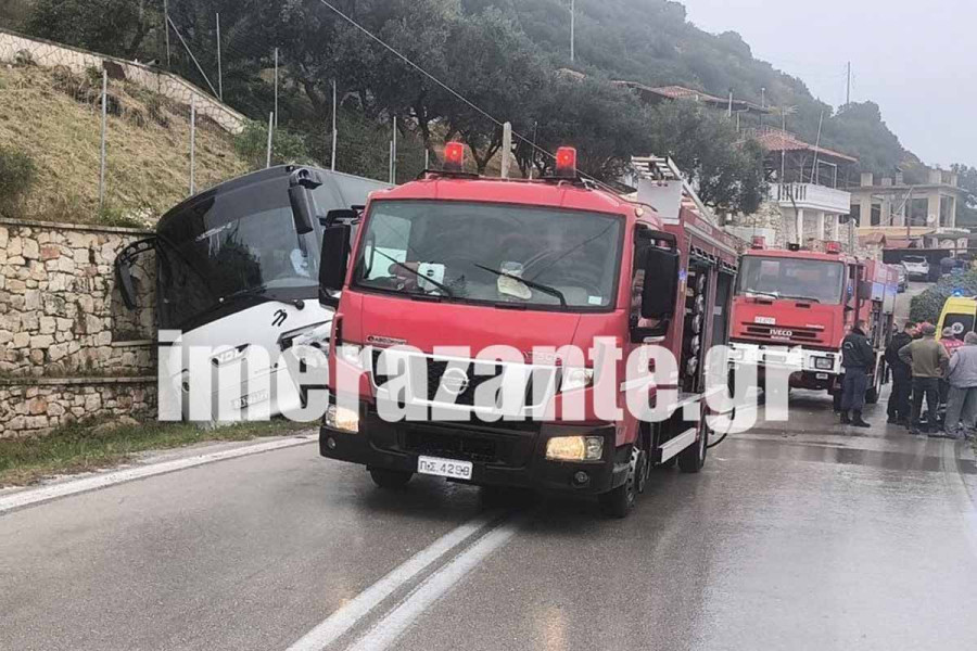 Ζάκυνθος: Σύγκρουση ΙΧ με λεωφορείο που μετέφερε μαθητές στο Ξηροκάστελλο (photos &amp; video)