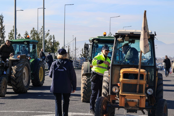Ολιγόλεπτος συμβολικός αποκλεισμός του δρόμου Νάουσας - Σκύδρας από αγρότες