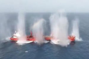 Η στιγμή της επίθεσης στο ελληνικών συμφερόντων Magic Seas στην Ερυθρά Θάλασσα (video)