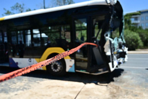 Τροχαίο στη Βούλα: Στο χειρουργείο 47χρονη πολυτραυματίας - 54 τραυματίες, ανάμεσά τους και παιδιά