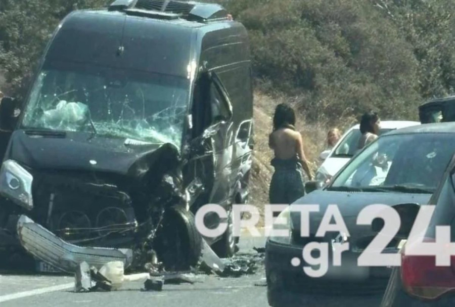 Κρήτη: Σφοδρή σύγκρουση τουριστικών βαν στον ΒΟΑΚ - 8 τραυματίες, ο ένας σοβαρά
