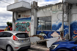 «Έριχναν τους τοίχους κάτω από το πρωί»: Πώς κατέρρευσε μπαλκόνι και σκότωσε γυναίκα στην Κόρινθο