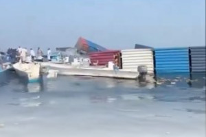 Απίστευτες εικόνες στα στενά του Ορμούζ: Ιρανοί... ψαρεύουν iPhone και αρώματα από κοντέινερ