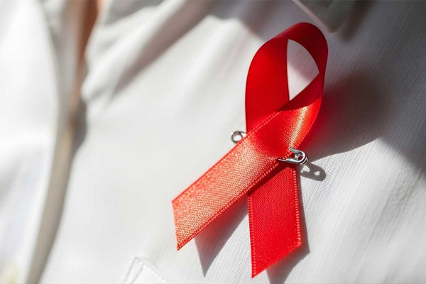 Παγκόσμια Ημέρα κατά του AIDS: Από τον τρόμο της δεκαετίας του '80 στις θεραπείες που τη μετέτρεψαν σε χρόνια νόσο