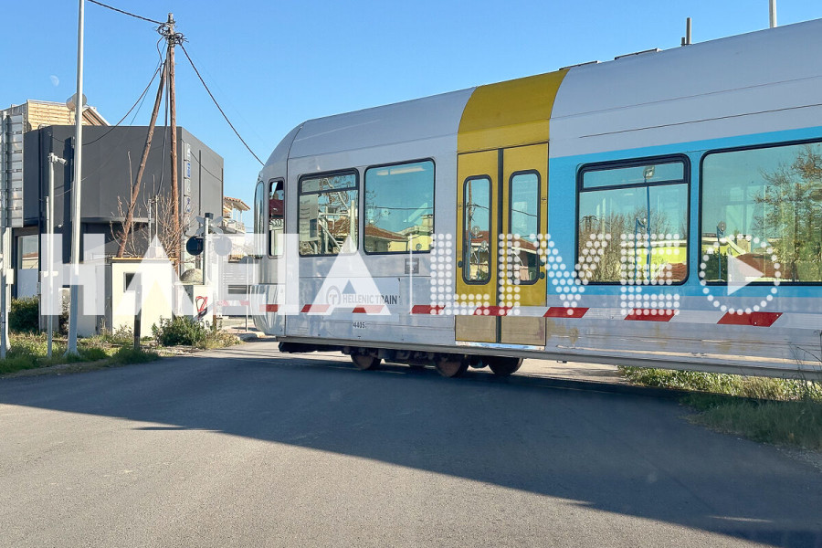 Πάτρα: Τρένο παρέσυρε όχημα που είχε σταθμεύσει πάνω στις σιδηροδρομικές γραμμές