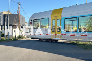 Πάτρα: Τρένο παρέσυρε όχημα που είχε σταθμεύσει πάνω στις σιδηροδρομικές γραμμές