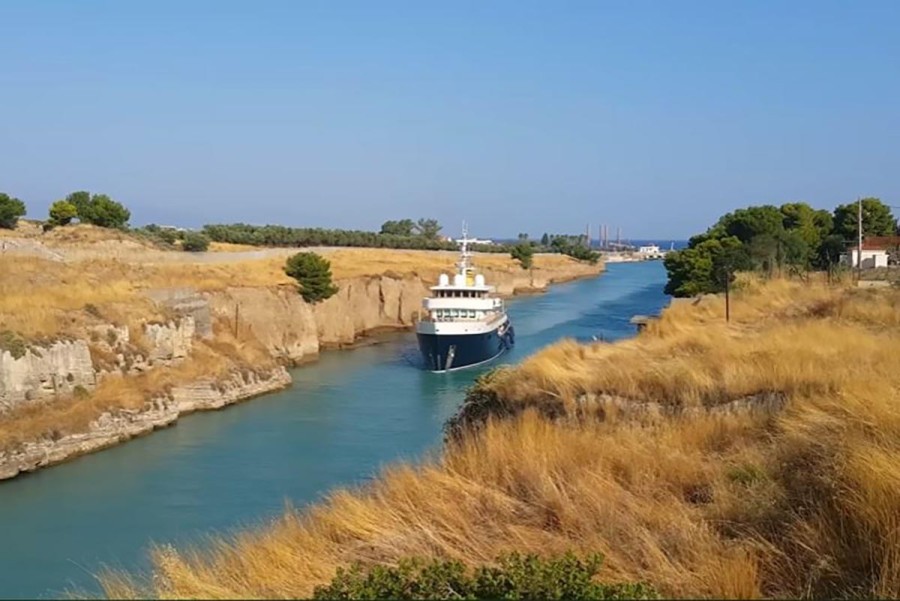 Η στιγμή που superyacht αξίας 50 εκατ. ευρώ χτυπά στα τοιχώματα του Ισθμού της Κορίνθου