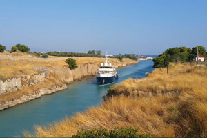 Η στιγμή που superyacht αξίας 50 εκατ. ευρώ χτυπά στα τοιχώματα του Ισθμού της Κορίνθου