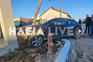 Ν. Μανωλάδα: Σφοδρή σύγκρουση αυτοκινήτων - Το ένα κατέληξε πάνω σε κτίριο