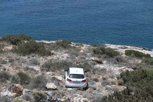 Ρόδος: 45χρονος προσπάθησε να ρίξει αυτοκίνητο με τη εν διαστάσει σύζυγο και το παιδί του σε γκρεμό